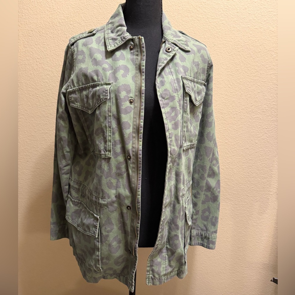 Urban Outfitters Women’s Sz Medium Leopard Camo Jacket